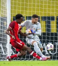 Moldovan, ce gafă!    FOTO.  Portarul României   s-a făcut de râs  în meciul cu Canada. Ce s-a întâmplat