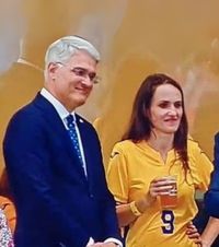 Controversă la România - Canada  După ce fotografia cu   Oana Țoiu  în tribune a iscat discuții aprinse,   GOLAZO.ro  explică de ce ministrul de Externe nu a încălcat legea