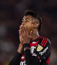 Prins că a trișat  Și-a aflat pedeapsa după ce fratele, cumnata și verișoara   au pariat  că va primi cartonaș galben