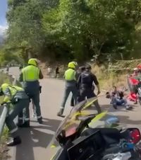 Tensiuni în Turul Spaniei!    VIDEO.  Activiștii pro-Palestina   s-au legat cu lanțuri  de balustradă! Intervenție în forță pentru eliberarea traseului