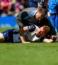 Imagine-șoc. Genunchiul desfăcut!  Poza extremă din operație și   gestul care îi arată ceva lui Drăgușin.  Atenție, imagine care vă poate afecta!