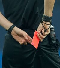 Ce se întâmplă cu arbitrii la pauză?  Dezvăluiri incredibile din interior: „Fără excepție, toți își verifică telefoanele.   Primesc mesaje”