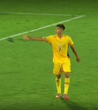 De ce a aruncat Musi banderola?  Trei foști căpitani ai naționalei, reacții împărțite după gestul dinamovistului. De la   „Inadmisibil”  la „Sunt tineri, greșesc"