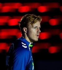 Și-a făcut singur dreptate    VIDEO.  Fanii adverși   l-au scos din sărite  pe jucător: „Comentarii dezgustătoare!” » I-a lăsat fără megafon