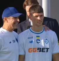 „Diavolul Blănuță”  Suporterii lui Dinamo Kiev   au aruncat cu obiecte  spre banca de rezerve și au afișat un banner împotriva românului