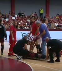  Momente de panică în Giulești  Handbalista de la Rapid   s-a lovit violent la cap  și a leșinat