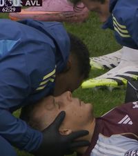 Ciocnire violentă    FOTO:    Lucas Digne,  accidentare gravă după o lovitură a propriului portar. Ce a urmat pentru fundașul de la Aston Villa