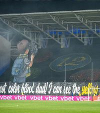 Spectacol în tribune     VIDEO+FOTO.    Scenografii de senzație      ale galeriei Petrolului la derby-ul cu Dinamo