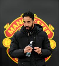 Clauza îl mai ține-n viață 42 de zile!  Ruben Amorim nu a fost demis de Manchester doar pentru că șefii   vor să-i dea mai puțini bani  » Ce sumă ar încasa