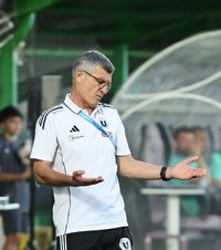 Sabău, enervat de propriul jucător  Antrenorul de la U Cluj nu înțelege greșeala din meciul cu FC Argeș:   „Nu știu cum privești tu fotbalul”