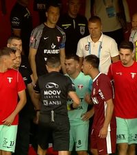 S-au încins spiritele la Cluj!    FOTO.  Conflict în drum spre vestiare la CFR - UTA Arad »   Camora a sărit la adversari