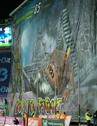 Scenografie cu tentă rasistă la Ploiești    VIDEO.    Mesajul ascuns  din spatele bannerelor făcute de ultrașii Petrolului la meciul cu Rapid