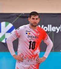 Scandal pe bani publici  Fostul căpitan al României susține că a fost   păcălit de Dinamo!  Ce daune cere jucătorul + explicația incredibilă a clubului