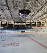 Sub cupola gloriei și a uitării     VIDEO și FOTO:     Patinoarul „Vákár Lajos”  din Miercurea Ciuc, imaginea unui simbol erodat de trecerea timpului