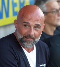 „La noi, antrenorii aleg echipa”   Tehnicianul lui Young Boys, despre implicarea patronului: „FCSB a început cu   4 formule diferite  ultimele 4 meciuri”