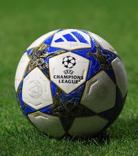 Iar se schimbă radical Liga?!  Super Liga se unește cu UEFA pentru o nouă Champions League.   Barcelona s-a sucit!  » Toate detaliile