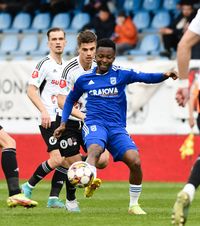 Accidentare teribilă    VIDEO  Fostul jucător de la FCU Craiova a fost împins cu capul în panouri și   riscă să rămână paralizat  » Mesajul formației oltene