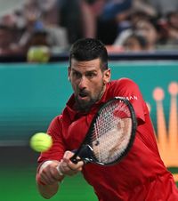 Djokovic luptă cu propriul corp  Nole e în sferturi la Shanghai după un meci în care a acuzat   probleme medicale  » L-a depășit pe Roger Federer