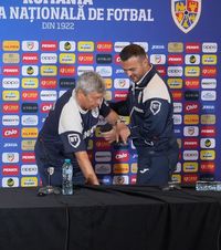 Haos total la conferința lui Mircea Lucescu și Ianis Hagi  Nervi, ironii și o cădere evitată la limită:   6 episoade  ciudate cu selecționerul