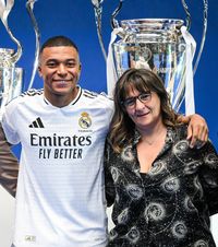 Mbappe, confruntat de mama lui  Fayza Lamari a dezvăluit discuția pe care avut-o cu atacantul, după ce a fost acuzat de un presupus viol în Suedia:   „Ai făcut-o?”