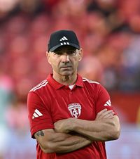 „E nevoie de un suflu nou”   Jean Vlădoiu vrea   schimbarea lui Lucescu:  „Această generație merge mai bine cu un antrenor tânăr”