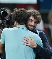 „Cred că avem nevoie de ajutor!”    S-a prăbușit pe teren  în timp ce vărul său ținea discursul de campion la Shanghai Masters