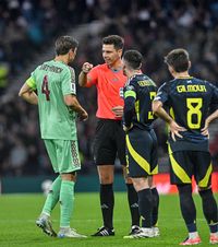  Le-a dat emoții scoțienilor    Marian Barbu,  chemat de două la VAR de Ovidiu Hațegan în Scoția - Belarus 2-1. Ce decizii a luat „centralul” român