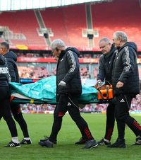 Momente de panică în Anglia     FOTO.    A avut nevoie de oxigen  după ce a primit o minge în cap. Meciul a fost întrerupt 10 minute » Diagnosticul medicilor