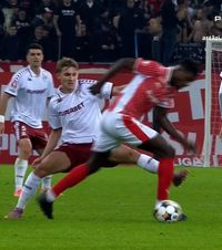 Vulturar, eliminat în derby     FOTO.  Mijlocașul lui Rapid a rezistat   doar 22 de minute  pe teren în meciul cu Dinamo