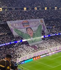 Scenografie monumentală     Cine e copilul  care apare în desenul din peluza lui Real Madrid: imaginea a avut un impact major