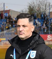 „Nu suntem în mare criză”   Mirel Rădoi, apel la fani după egalul 0-0 cu Metaloglobus:   „Aruncăm  tot ce s-a construit până acum?”
