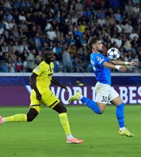 Dragomir, Forrest Gump în Champions League  Tricolorul de la Pafos a bifat încă un trofeu de maratonistul meciului.   A surclasat doi jucători de 50 de milioane de euro