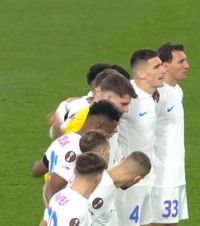 Liniște totală    FOTO.  Imagini de la momentul de reculegere ținut   în memoria lui Emeric Ienei  înainte de Basel - FCSB  