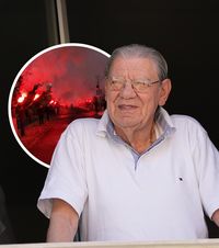 Omagiat de suporteri  Imagini impresionante de la înmormântarea lui   Emeric Ienei