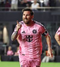 Messi scrie istorie     VIDEO.  Argentinianul e aproape de   un record fabulos  » Două goluri și o pasă decisivă + a umilit un adversar