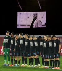 Clipe emoționante  Moment de reculegere pentru Ienei și Zamfir » Jucătorii campioanei,   omagiu special  pentru marele antrenor