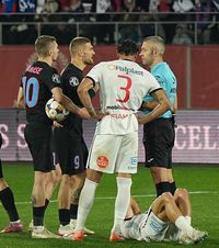 Bîrligea, eliminat și certat  Atacantul de la FCSB a primit   două „galbene”  în doar două minute + Tănase, reproșuri pentru atacant