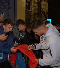 FCSB, asaltată de fani    FOTO+ VIDEO.    200 de fani au așteptat campioana, după meciul de la Sibiu.   Trei fotbaliști n-au refuzat pe nimeni