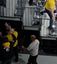 Violențe în Liga Florilor!    FOTO+VIDEO.   Suporter   lovit cu pumnul  de un agent de pază: „Are doi dinți rupți!” » Reacția firmei: „Exagerează”