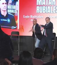 Luat la țintă cu ouă     FOTO:  Fostul președinte al Federației Spaniole a fost agresat de un   membru al familiei  » Ce s-a întâmplat