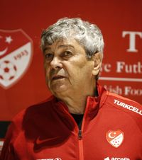 Ce vrea Lucescu  Selecționerul e în fața unui baraj special.   De ce vrea să fie în martie cu naționala