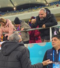Neagoe, tras la răspundere de fani    VIDEO:   Tehnicianul de la Petrolul, dialog încordat cu un suporter: „Nu trăgeam de timp!   Vrei să joc eu?”