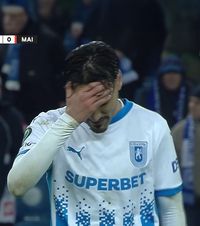 Galben stupid încasat de Baiaram     FOTO:  Atacantul Craiovei,   avertizat  imediat după fluierul final al primei reprize » Ce s-a întâmplat