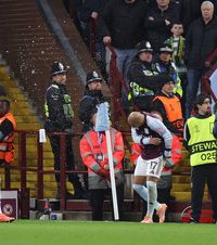 I-a provocat și a fost lovit în cap    FOTO:  Starul a sărbătorit în fața fanilor adverși, iar aceștia au ripostat:   „E nevoie de respect!”