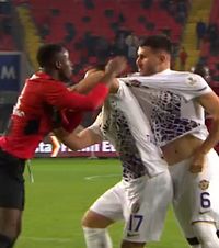 Moment șocant în Turcia     FOTO+VIDEO.  Echipa lui Maxim a marcat în timp ce   jucătorii se băteau în careu!  » Ce note au primit Sorescu și Drăguș