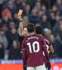 Paqueta, eliminare bizară   Fanii îl acuză că a luat două „galbene”   pentru  pariuri:  „Comportament absurd, voia să fie trimis la vestiare”