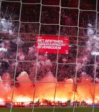 Ajax - Groningen, suspendat    VIDEO:   Scene incredibile pe stadionul „Johan Cruyff” » Arbitrul   a oprit de două ori  meciul din cauza fanilor! Decizia Federației