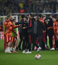 Fenerbahce - Galatasaray, scene violente    VIDEO    S-au încăierat  de la încălzire + jucătorii de la U19 s-au bătut și ei. Cine a fost cel mai huiduit jucător din derby