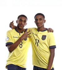 Arsenal semnează cu gemenii-minune  Au fost formați la același club ca trei staruri din   Premier League  » Unul dintre ei e comparat cu Neymar