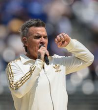 Show în stil Hollywood la tragerea CM  Cine sunt starurile care întrețin atmosfera când   naționala își află traseul la Mondial